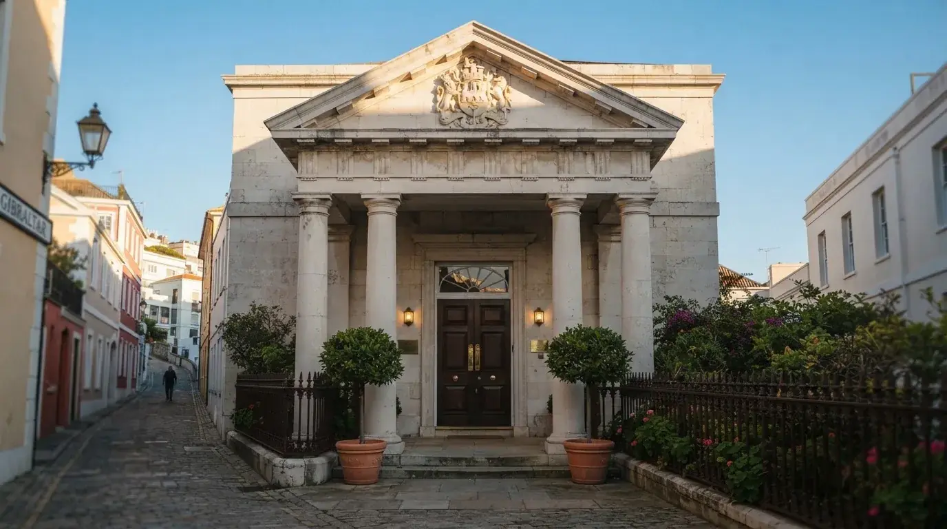 Fachada institucional de la Gambling Division en Gibraltar, con el escudo oficial visible sobre la entrada